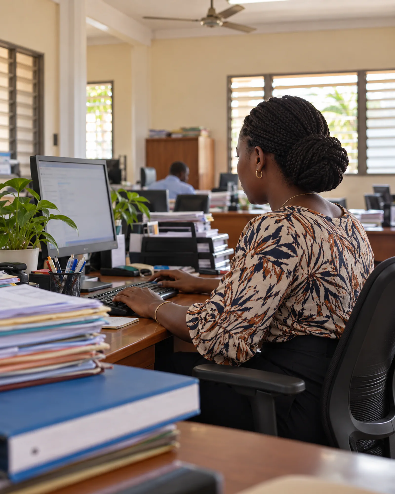 Une agente municipale travaille à son bureau
