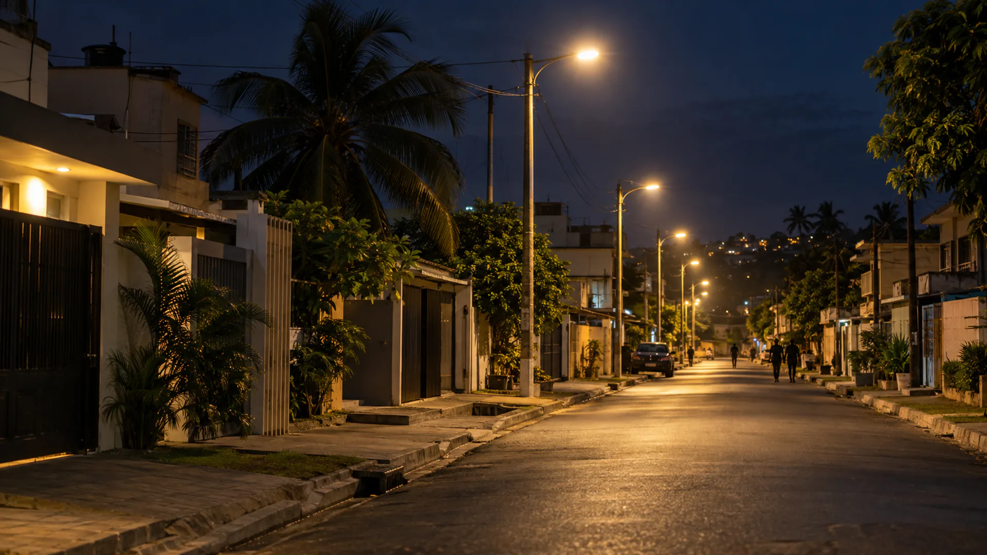 Une rue de quartier éclairée la nuit